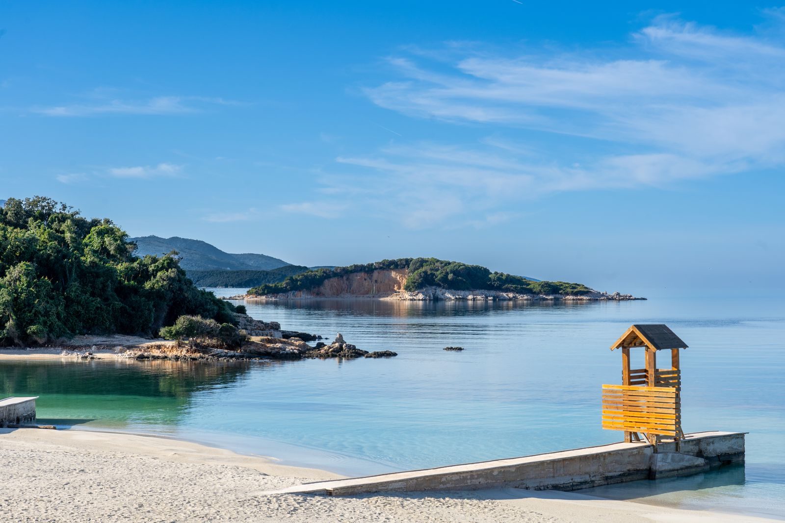 Plage de Ksamil et îlots sur la Riviera albanaise, Albanie